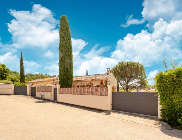 isclawa-les-villas-de-tom-villa-avec-piscine-et-jardin-prive-callian-var-1-portail