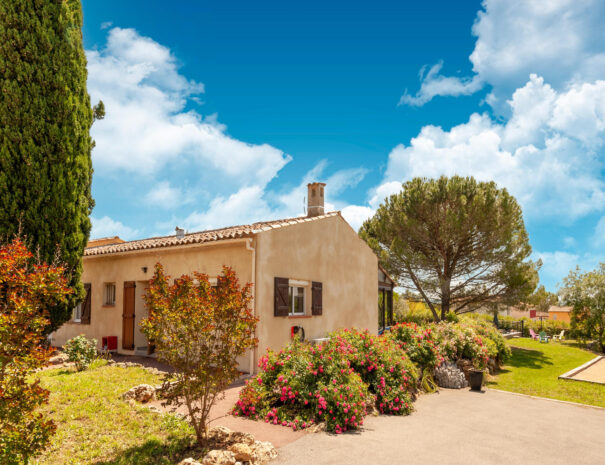 isclawa-les-villas-de-tom-villa-avec-piscine-et-jardin-prive-callian-var-2-entree