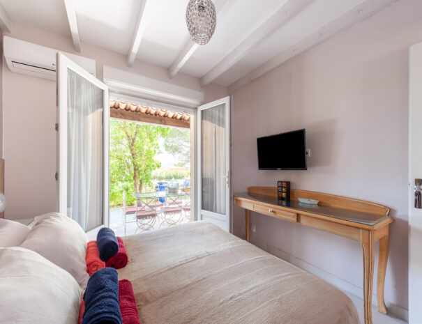 isclawa-les-villas-de-tom-villa-avec-piscine-et-jardin-prive-callian-var-24-chambre