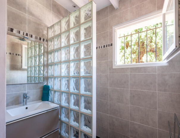 isclawa-les-villas-de-tom-villa-avec-piscine-et-jardin-prive-callian-var-28-salle-de-bain