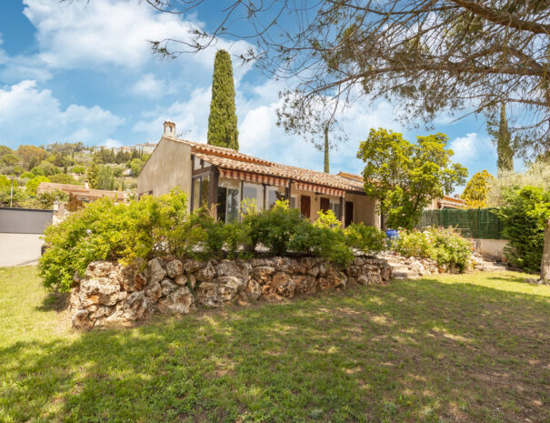 isclawa-les-villas-de-tom-villa-avec-piscine-et-jardin-prive-callian-var-4-cote-jardin