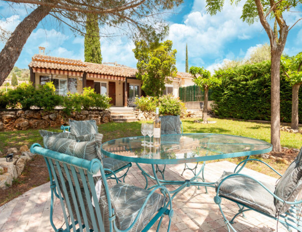isclawa-les-villas-de-tom-villa-avec-piscine-et-jardin-prive-callian-var-6-salon-jardin