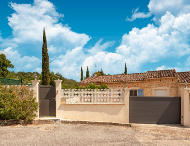 cannelle-les-villas-de-tom-villa-avec-piscine-et-jardin-prive-callian-var-1-portail