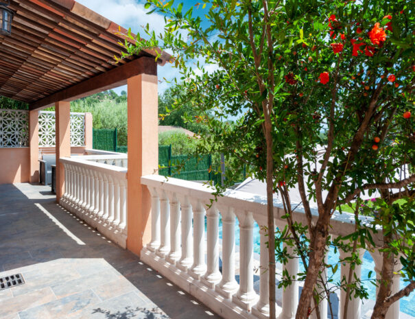 jen-uka-les-villas-de-tom-villa-avec-piscine-et-jardin-prive-callian-var-13-terrasse