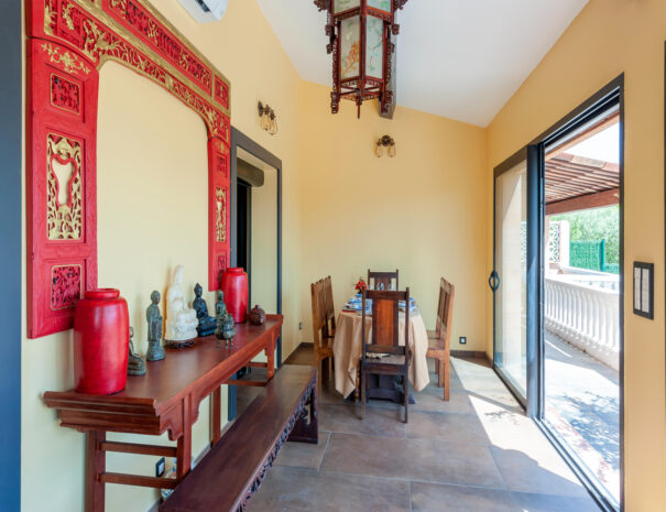 jen-uka-les-villas-de-tom-villa-avec-piscine-et-jardin-prive-callian-var-14-sejour-veranda