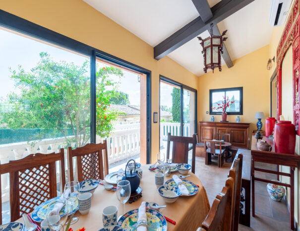 jen-uka-les-villas-de-tom-villa-avec-piscine-et-jardin-prive-callian-var-16-sejour-veranda