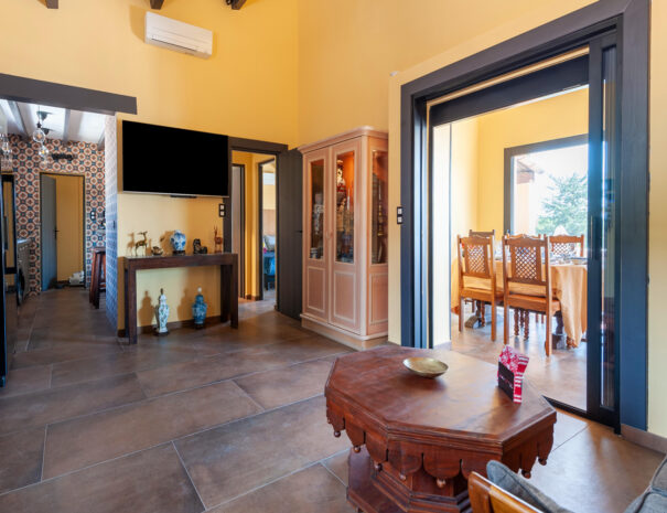 jen-uka-les-villas-de-tom-villa-avec-piscine-et-jardin-prive-callian-var-19-salon