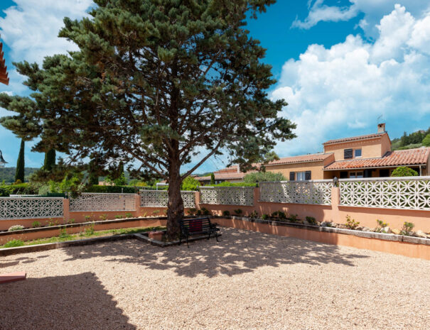 jen-uka-les-villas-de-tom-villa-avec-piscine-et-jardin-prive-callian-var-2-cour-interieure