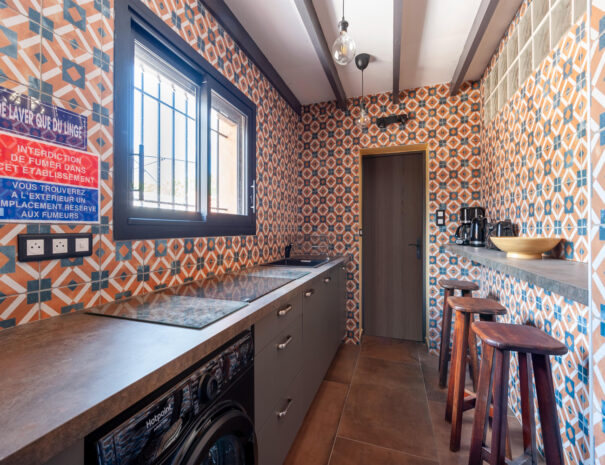 jen-uka-les-villas-de-tom-villa-avec-piscine-et-jardin-prive-callian-var-20-cuisine