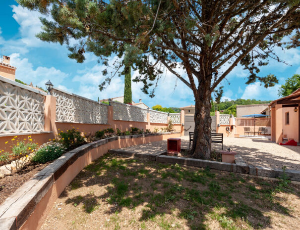 jen-uka-les-villas-de-tom-villa-avec-piscine-et-jardin-prive-callian-var-3-cour-interieure