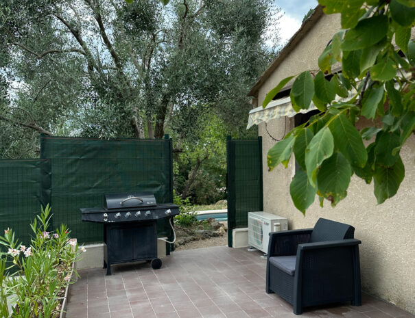 osean-les-villas-de-tom-studio-avec-jardin-prive-callian-var-10-terrasse-exterieure-barbecue