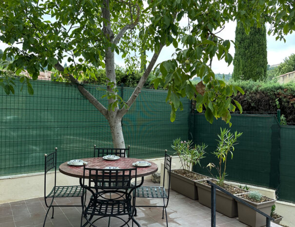 osean-les-villas-de-tom-studio-avec-jardin-prive-callian-var-9-terrasse-exterieure-table